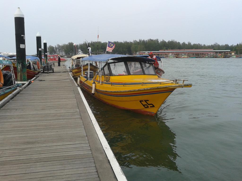 Iz Budget Kampung Kuala Besut Exterior foto